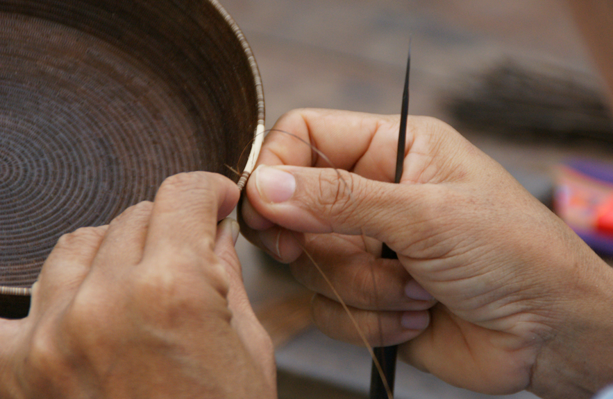 Thai Artisan weaving 'yan li pao' 