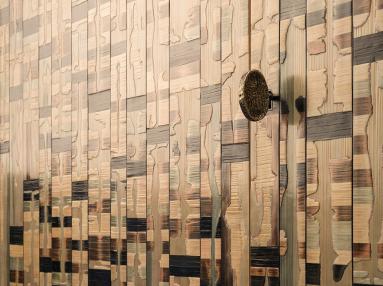 Straw marquetry is suddenly in vogue. After decades in the relative shadows of the decorative arts, it is today finding a stronger place in interior projects.